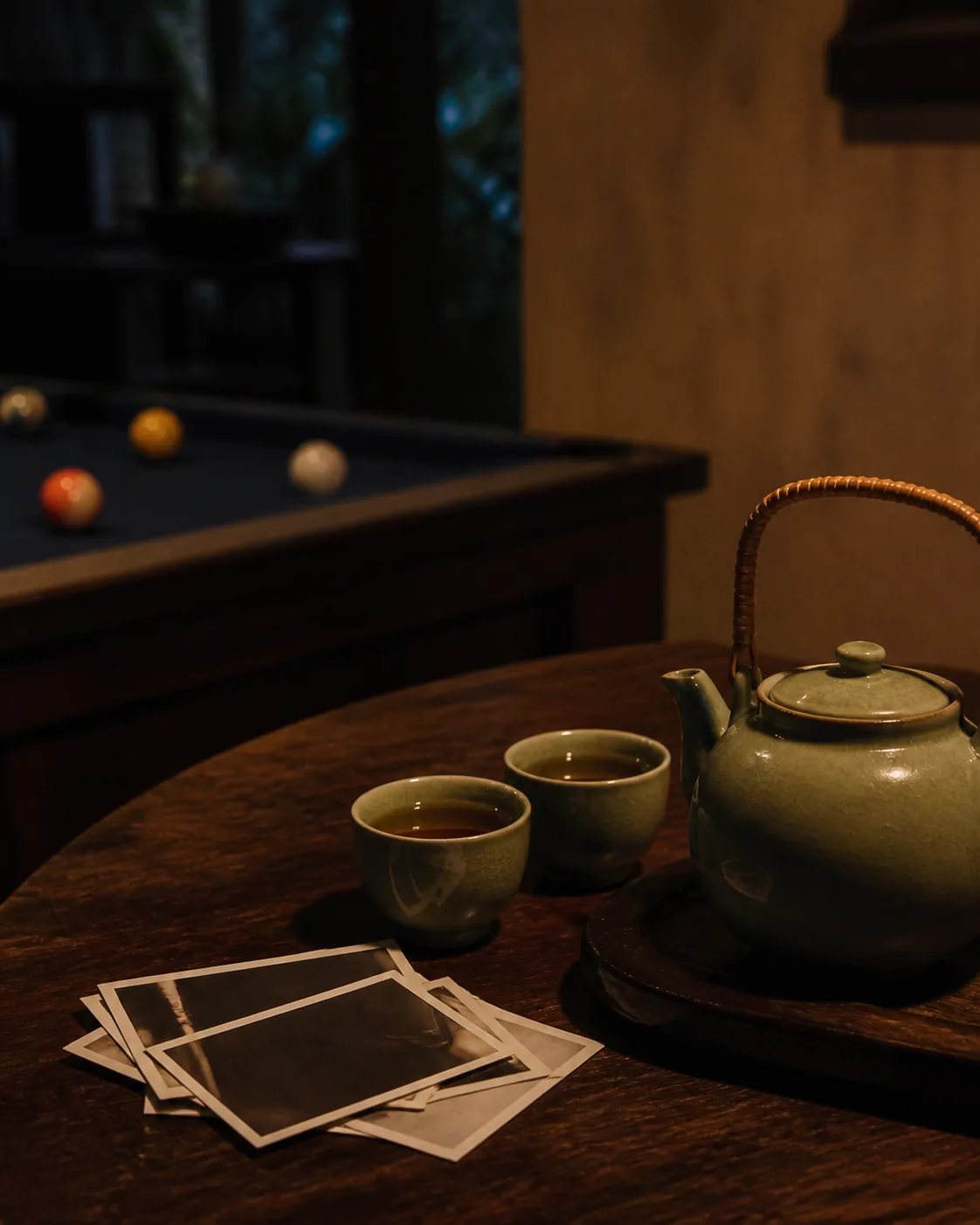 Ấm trà và những vật nhỏ trong ánh sáng buổi tối